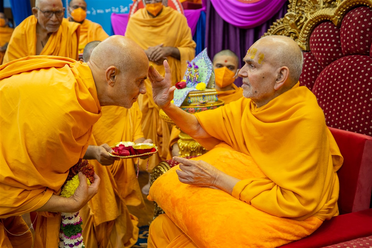 Swamishri applies chandan archa to Pujya Viveksagar Swami