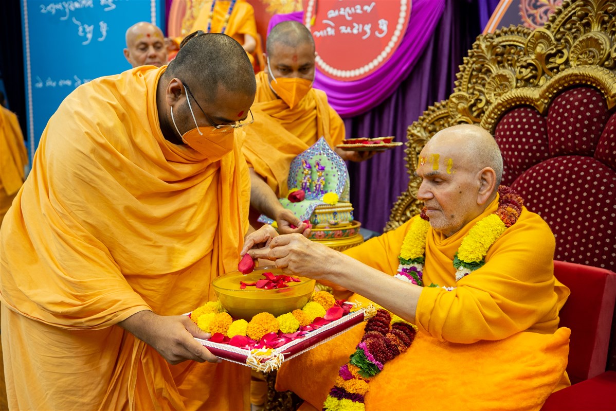 Swamishri sanctifies chandan for volunteers