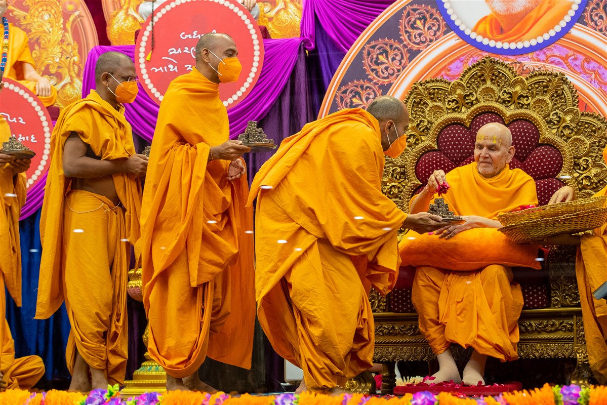 Swamishri sanctifies prasad for volunteers