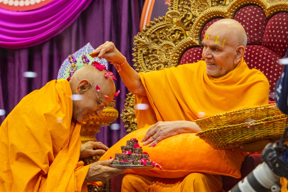 Swamishri blesses Jnanpriya Swami