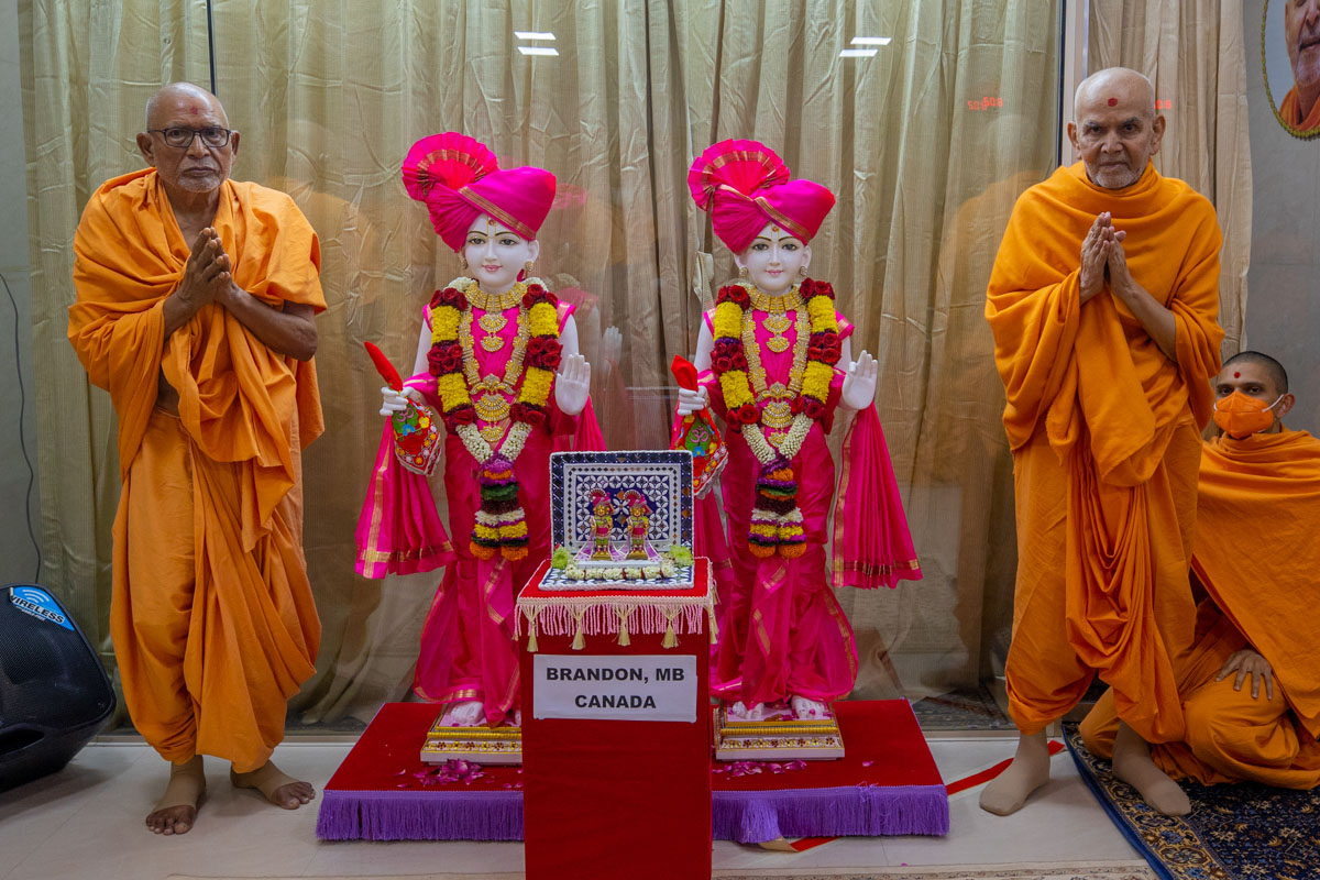 Swamishri and Pujya Bhaktipriya Swami (Kothari Swami) with murtis
