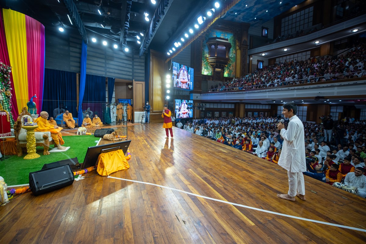 Balaks invite Swamishri to the evening Bal Din assembly