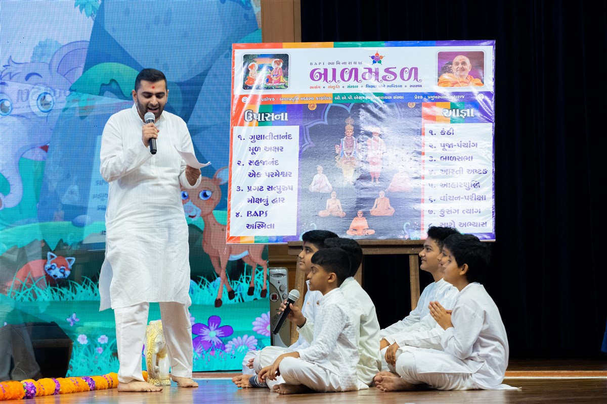Volunteers and children perform before Swamishri