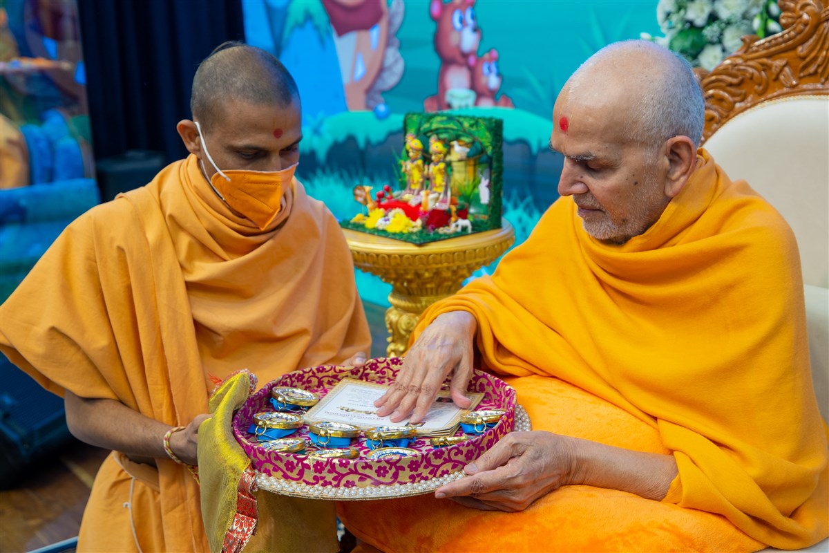 Swamishri sanctifies certificates and mementos