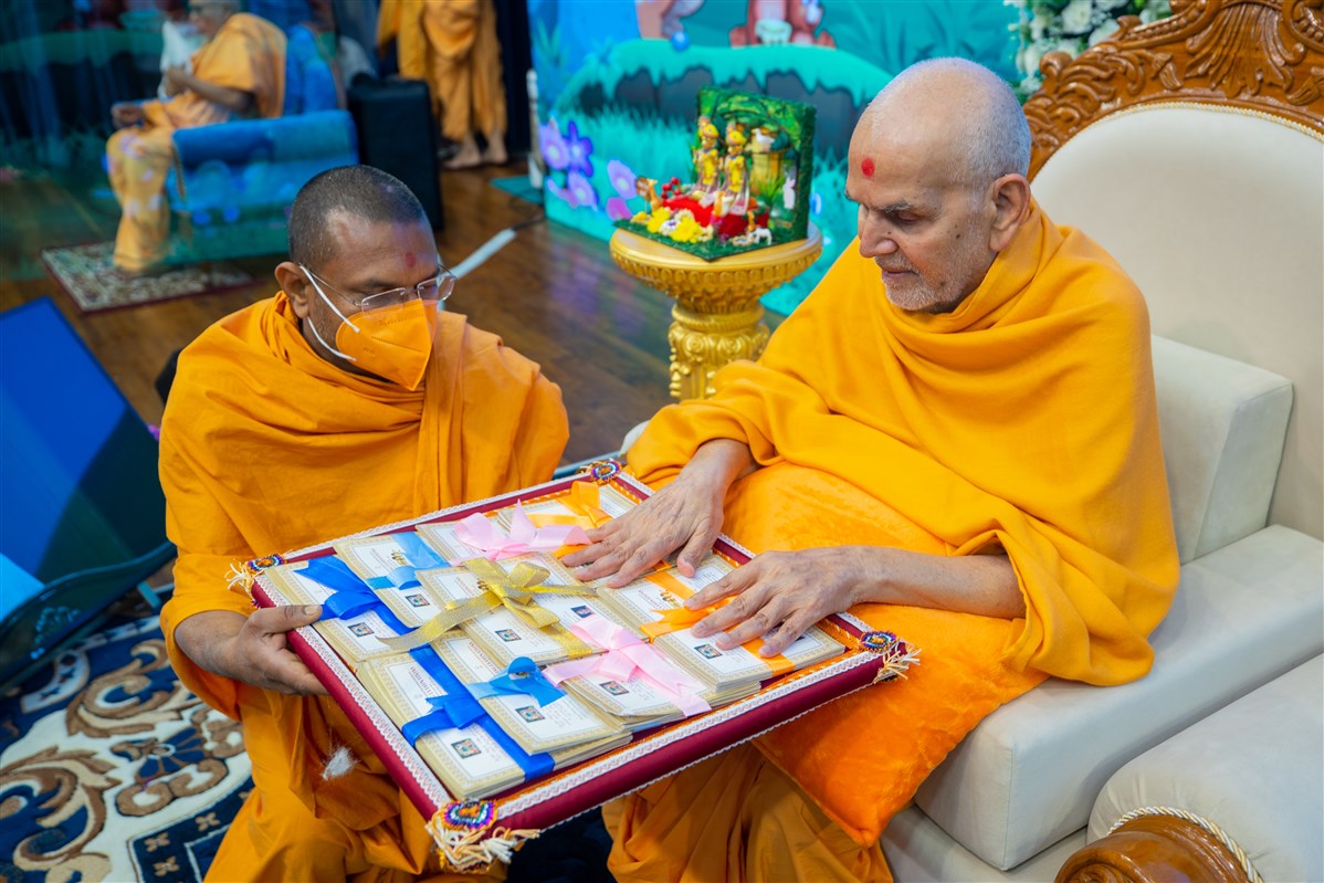 Swamishri sanctifies certificates 