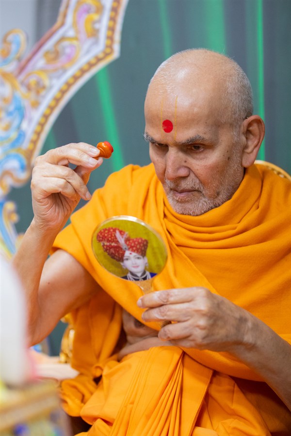 Swamishri applies a chandlo on his forehead