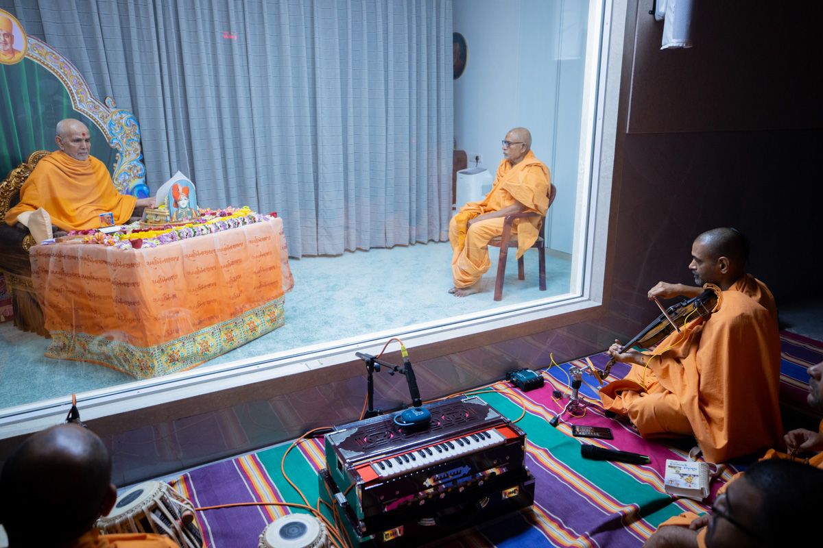 Pranavtirth Swami plays the violin in Swamishri's puja