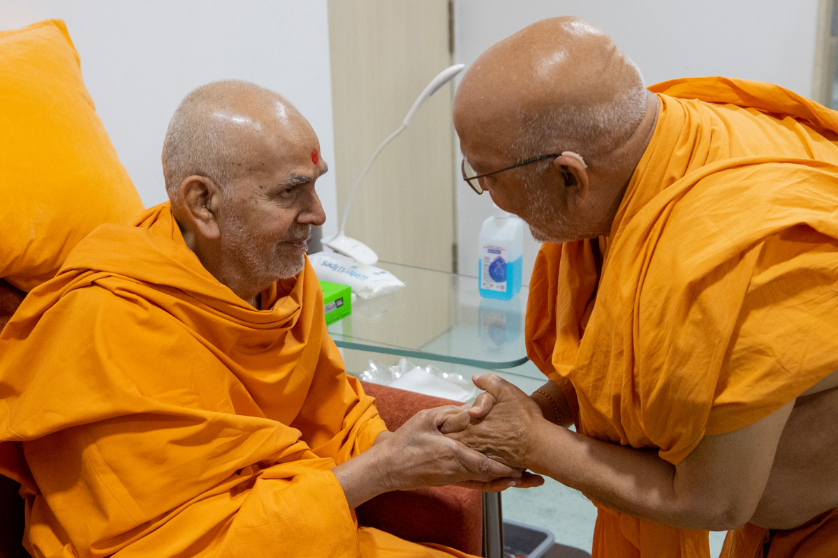 Swamishri greets Pujya Ghansyamcharan Swami in the evening