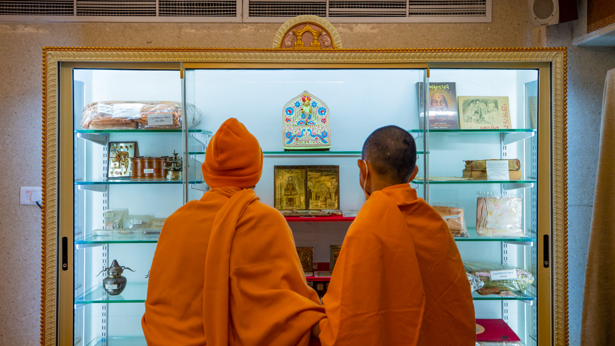 Swamishri engrossed in darshan of holy relics