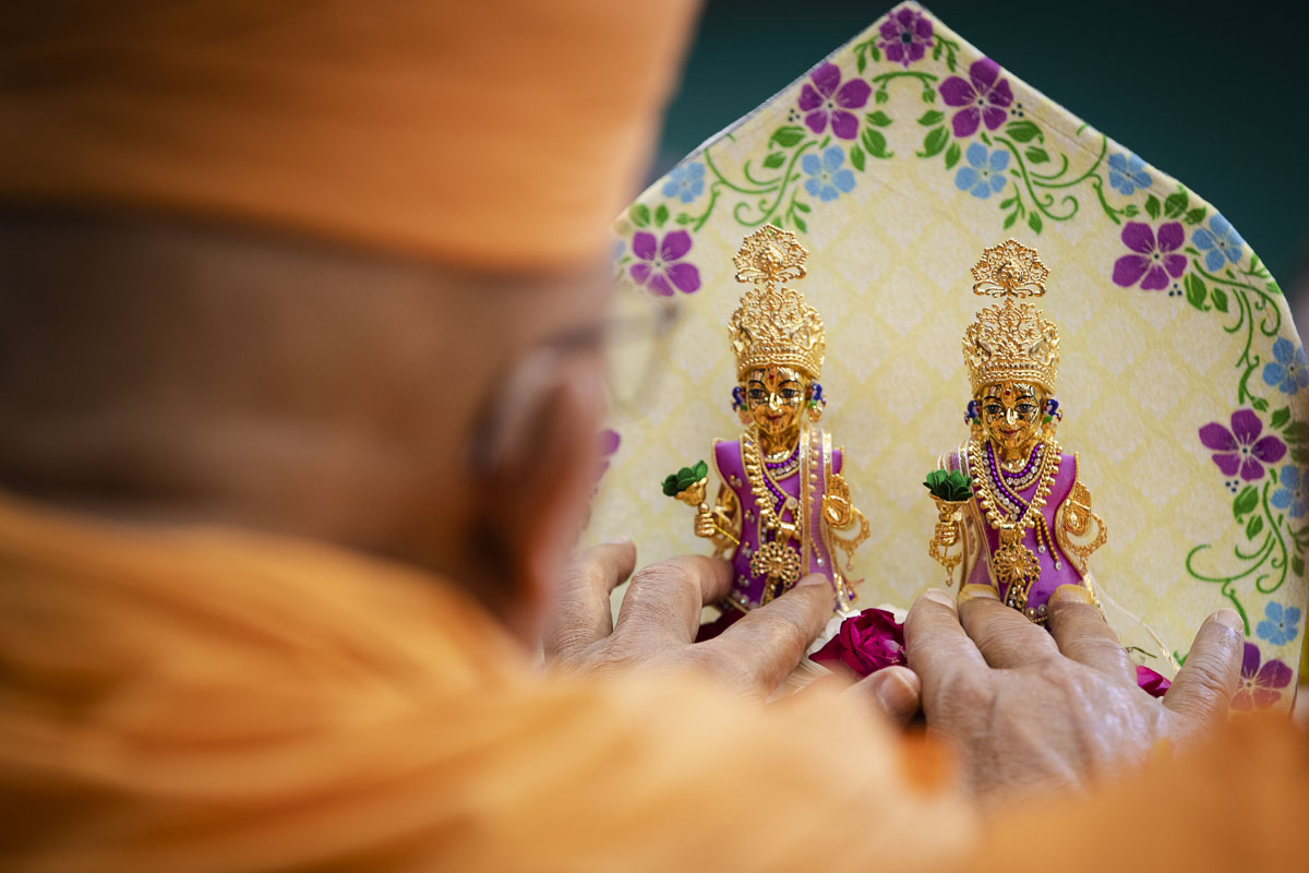 Welcoming Shri Akshar-Purushottam Maharaj, Surat