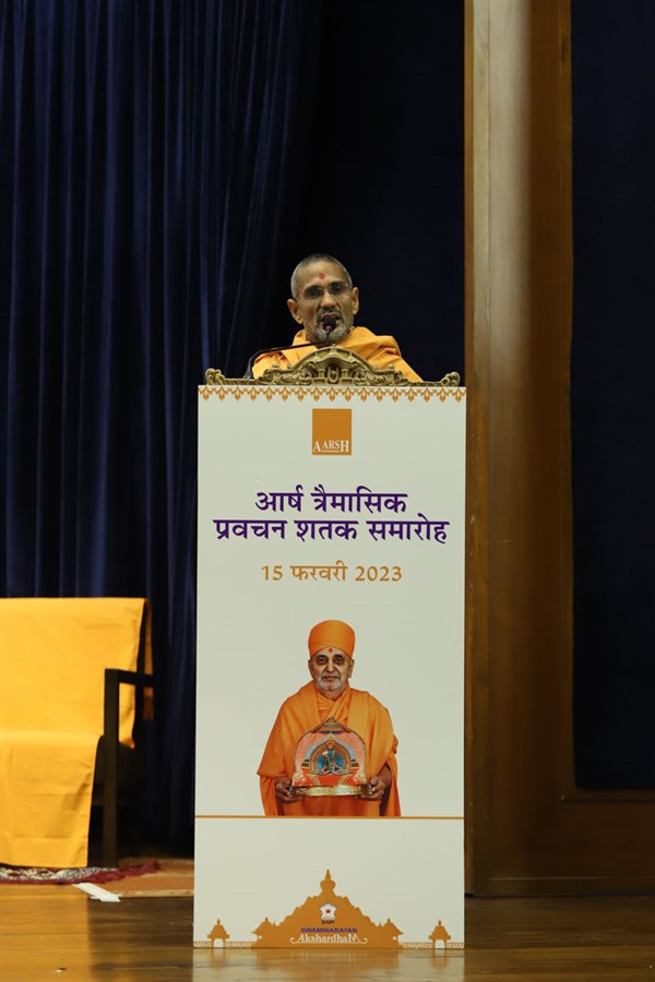 Atmatrupt Swami addresses the evening satsang assembly