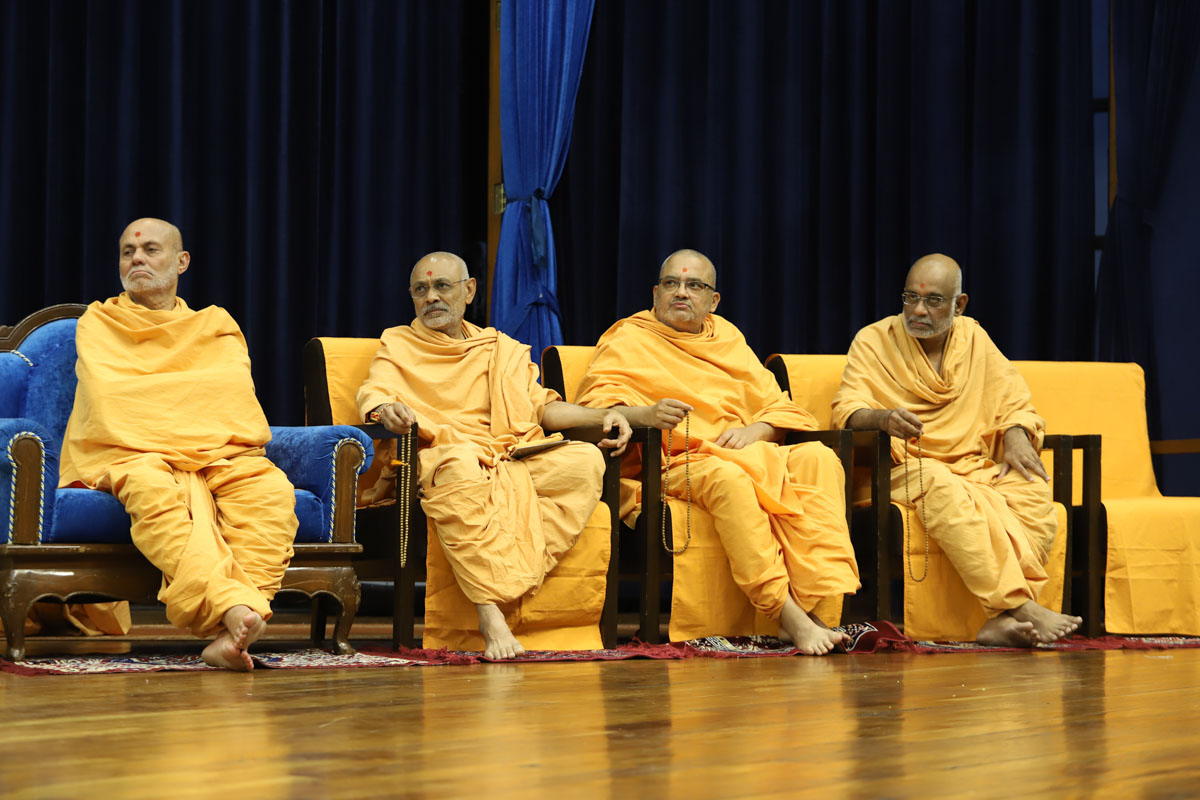 Pujya Viveksagar Swami and sadhus on the stage during the assembly