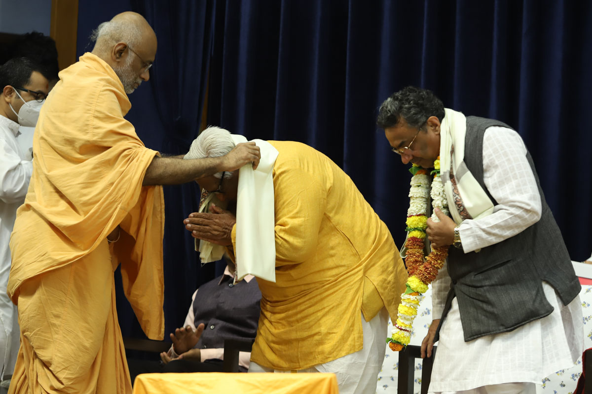 Abhayswarup Swami honors invited guests