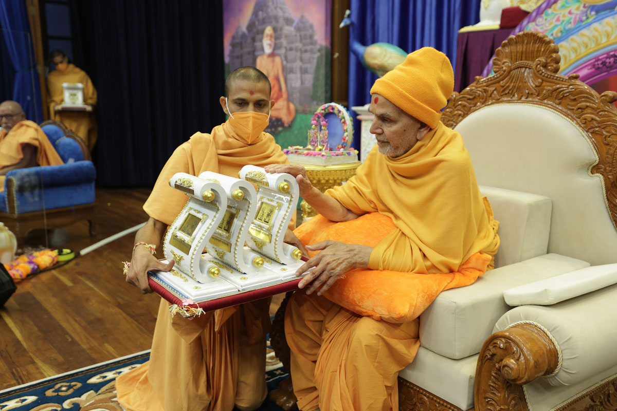 Swamishri sanctifies trophies
