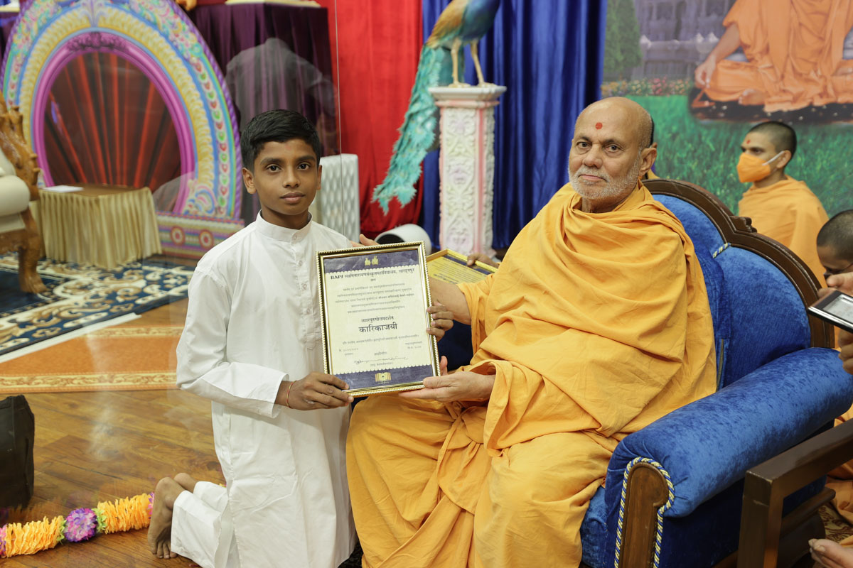 Pujya Viveksagar Swami presents a certificate to a winner
