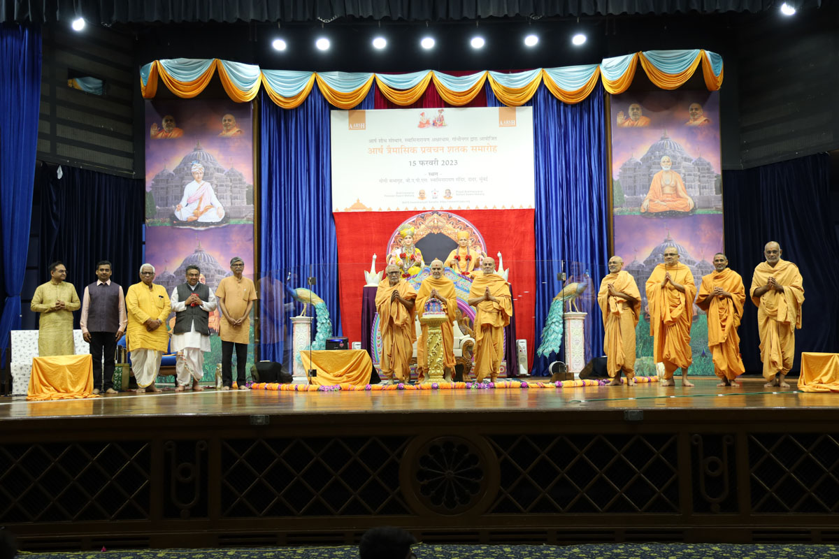 Senior sadhus, sadhus and invited guests with Swamishri on the stage