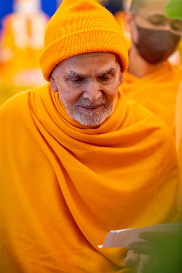 Swamishri observes a letter