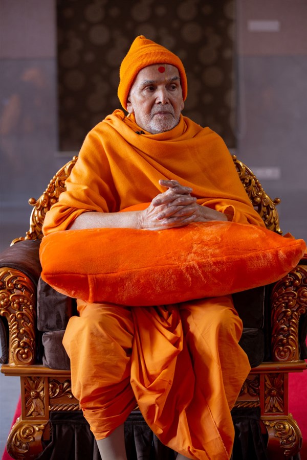 Swamishri reviews the construction update of BAPS Shri Swaminarayan Mandir, Kanad, Surat, India