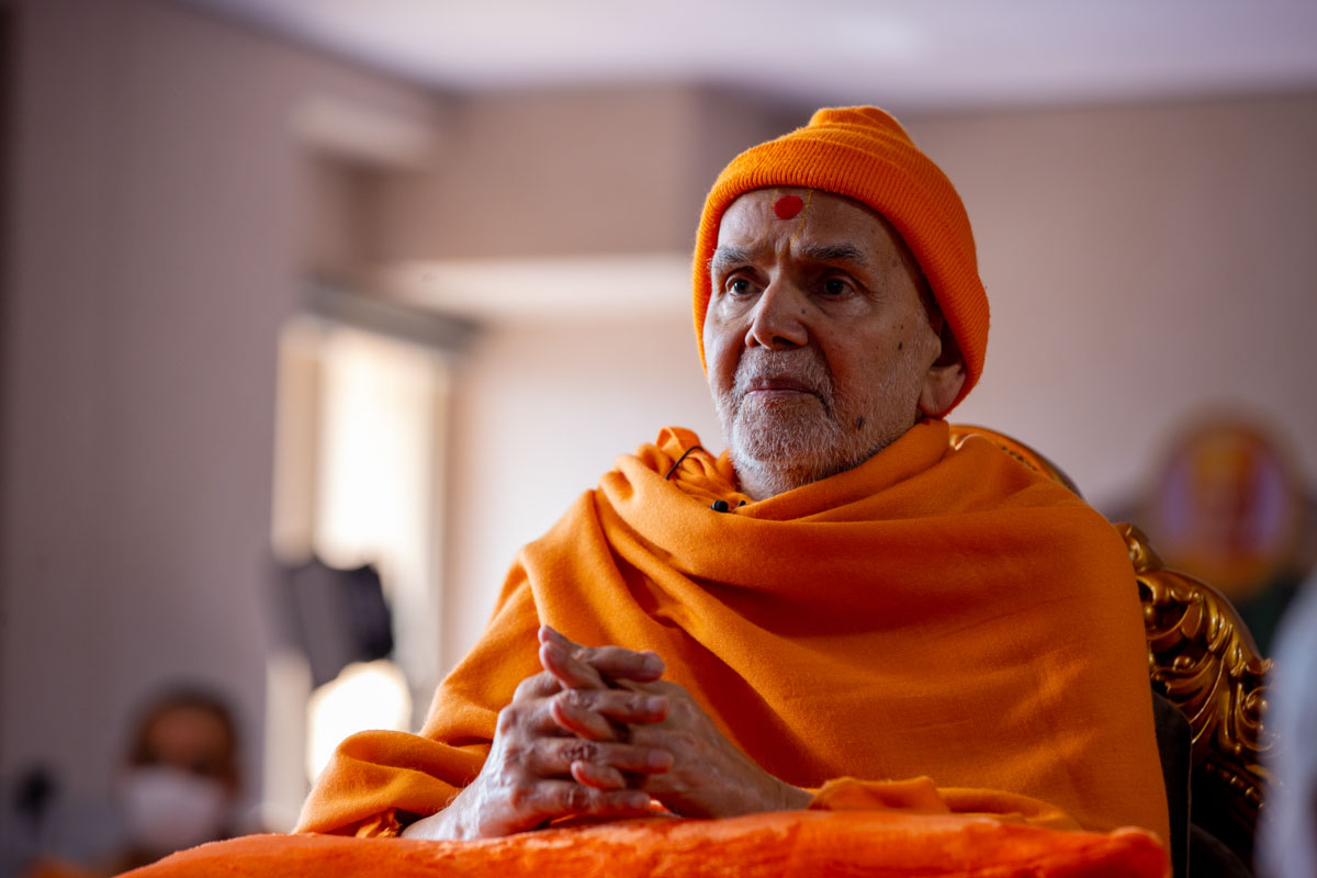 Swamishri reviews the construction update