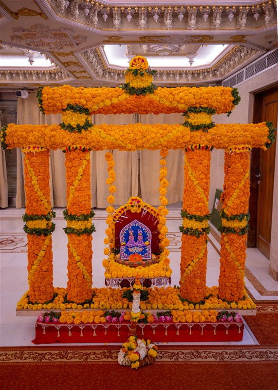 Replica of hindolo Swamishri had created in Mumbai in Yogiji Maharaj's presence