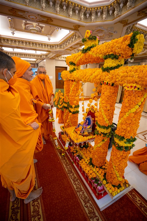 Swamishri observes hindolo