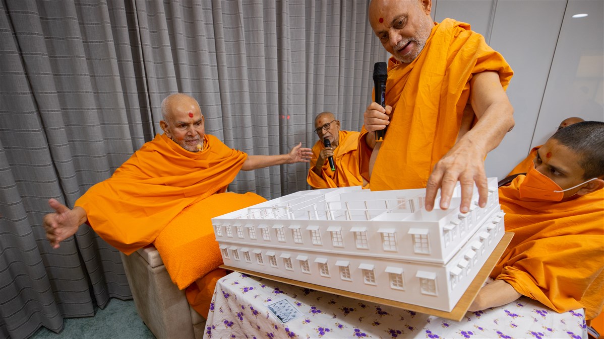 Swamishri observes the model of Kapol Vadi