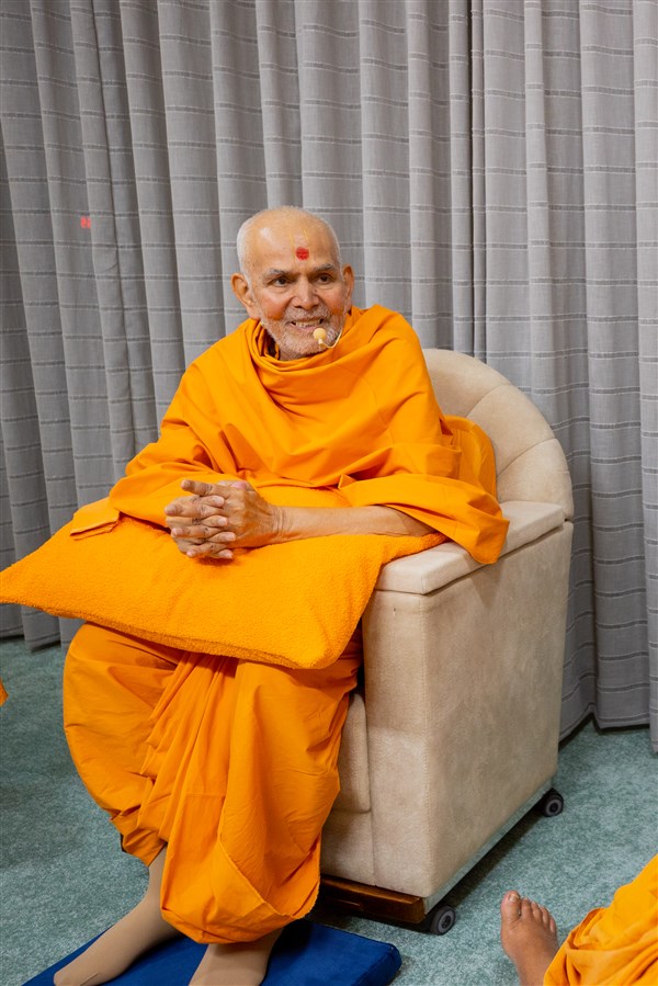Swamishri during conversation