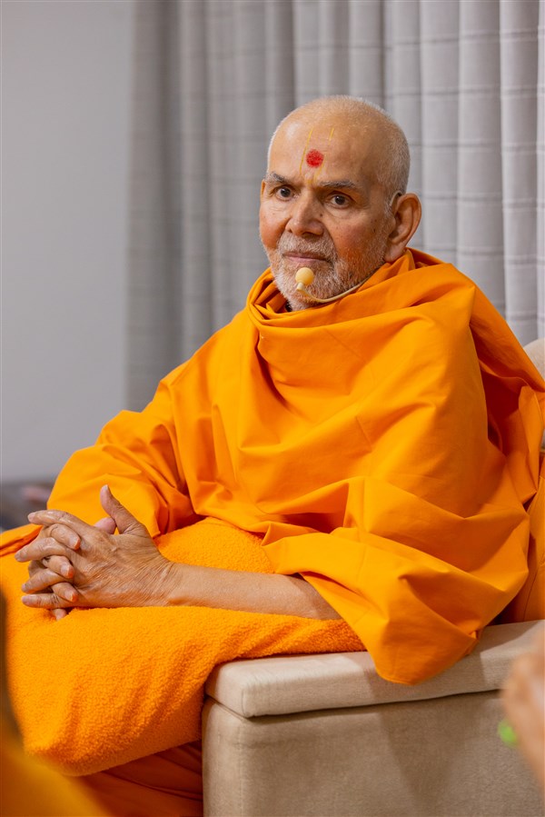 Swamishri during conversation