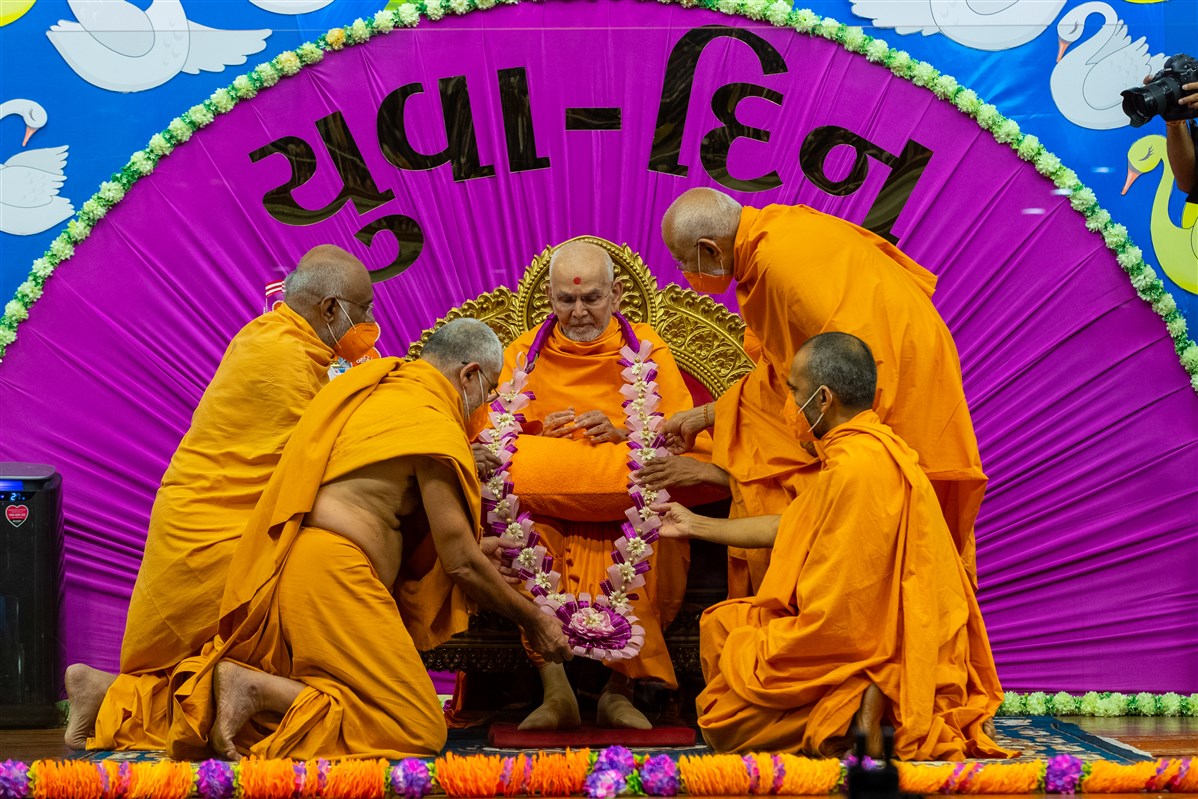 Sadhus honor Swamishri with a garland 