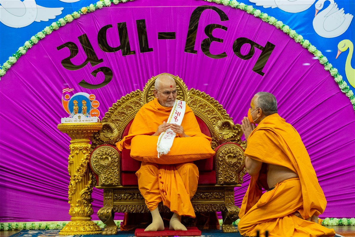 Swamishri honored with a khesh