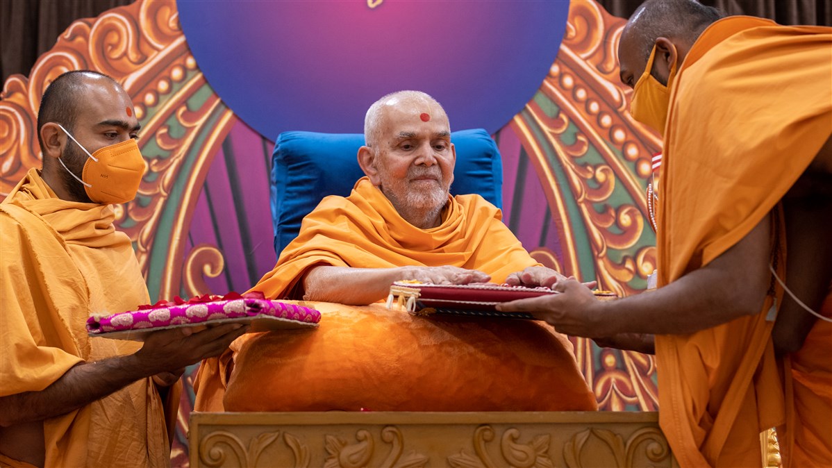 Swamishri sanctifies nadachhadis for students