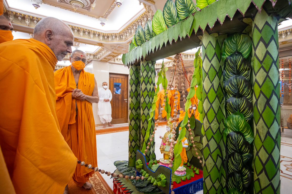 Swamishri swings Shri Harikrishna Maharaj and Shri Gunatitanand Swami in a hindolo 