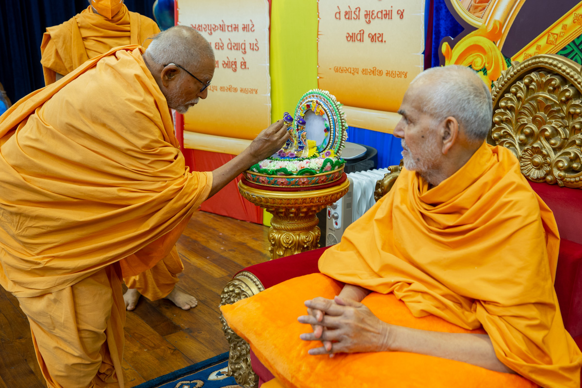 Pujya Kothari Swami performs pujan of Shri Harikrishna Maharaj and Shri Gunatitanand Swami