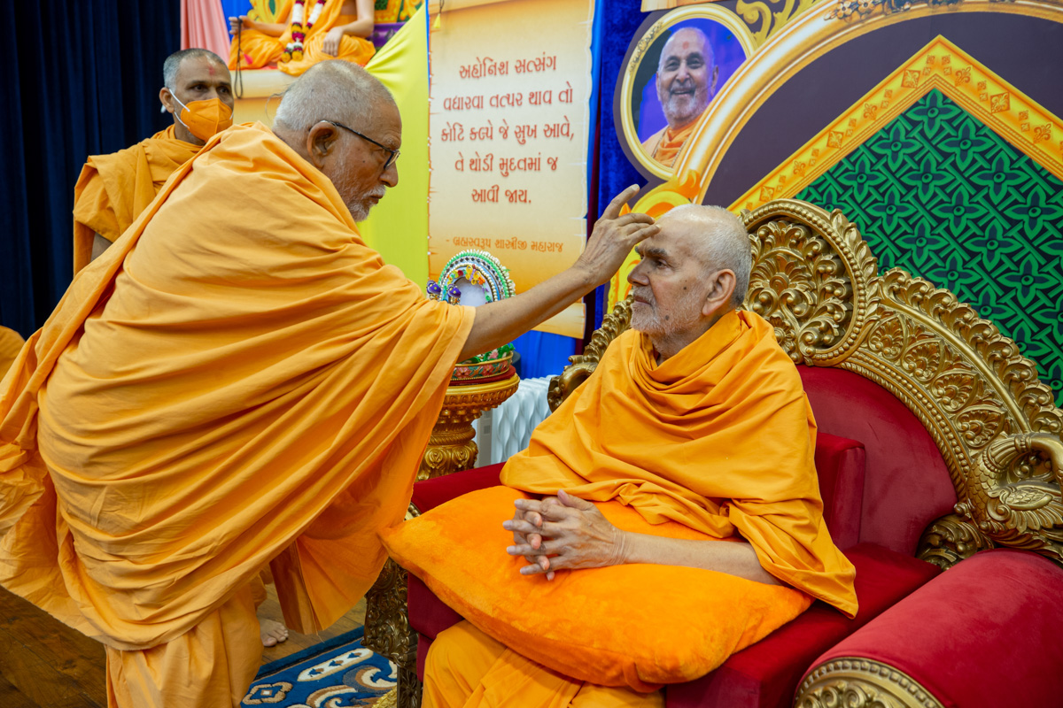 Pujya Kothari Swami performs pujan of Swamishri
