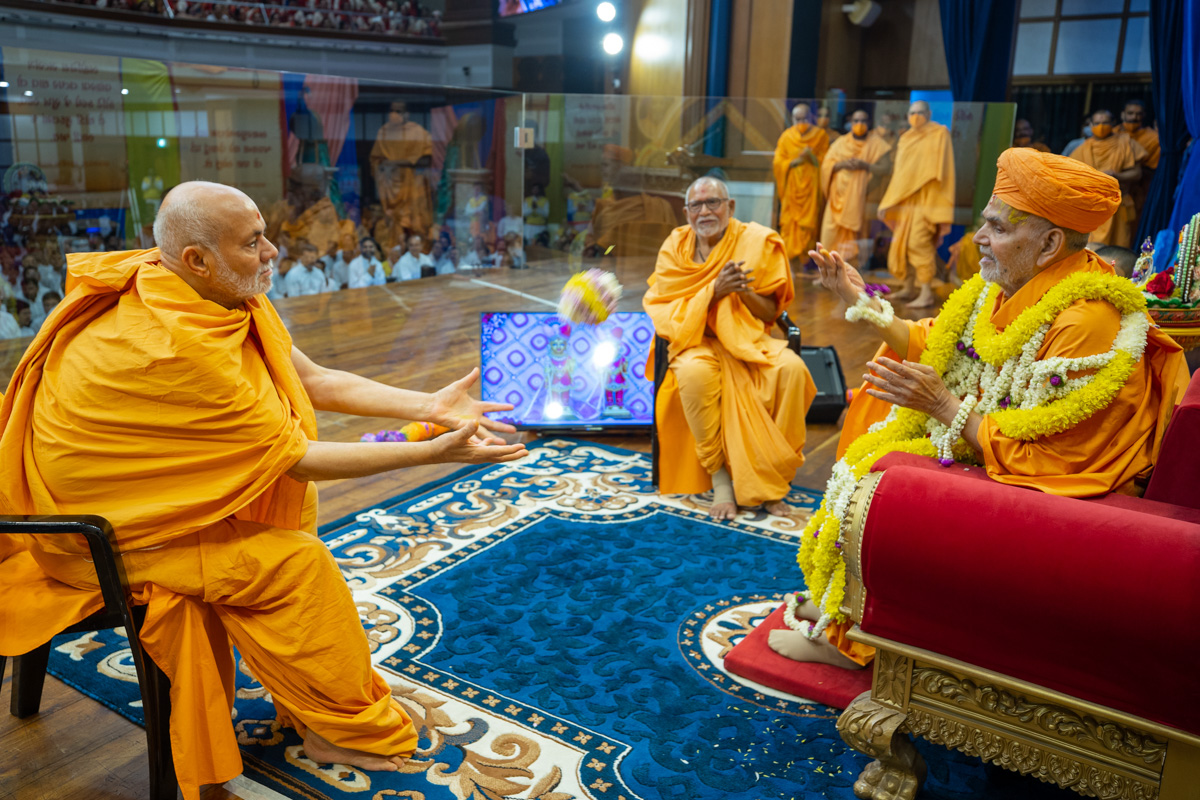 Swamishri tosses a flower ball