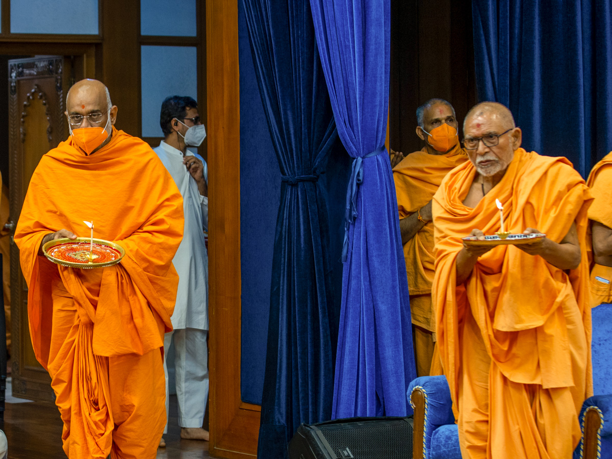 Pujya Kothari Swami and Abhayswarup Swami perform the arti