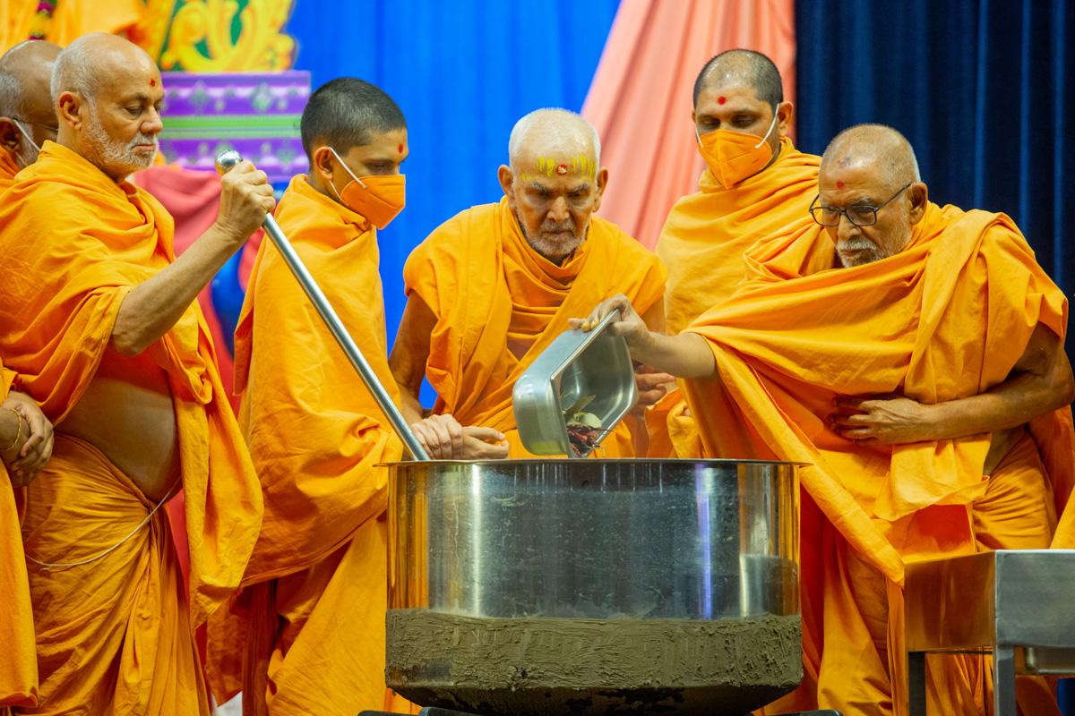 Pujya Kothari Swami adds ingredients to the shak mixture