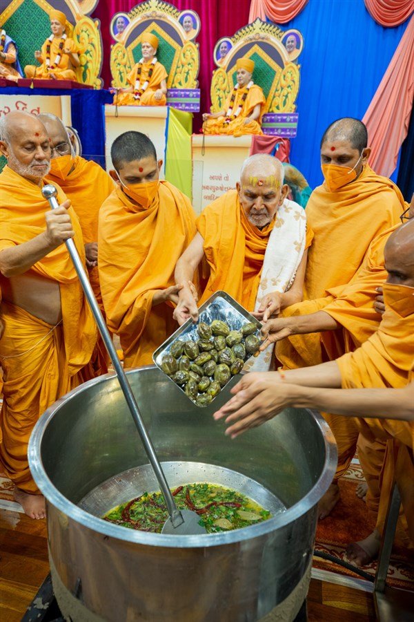Swamishri adds eggplants to the shak mixture