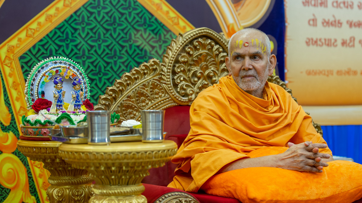 Thal offered to Shri Harikrishna Maharaj and Shri Gunatitanand Swami