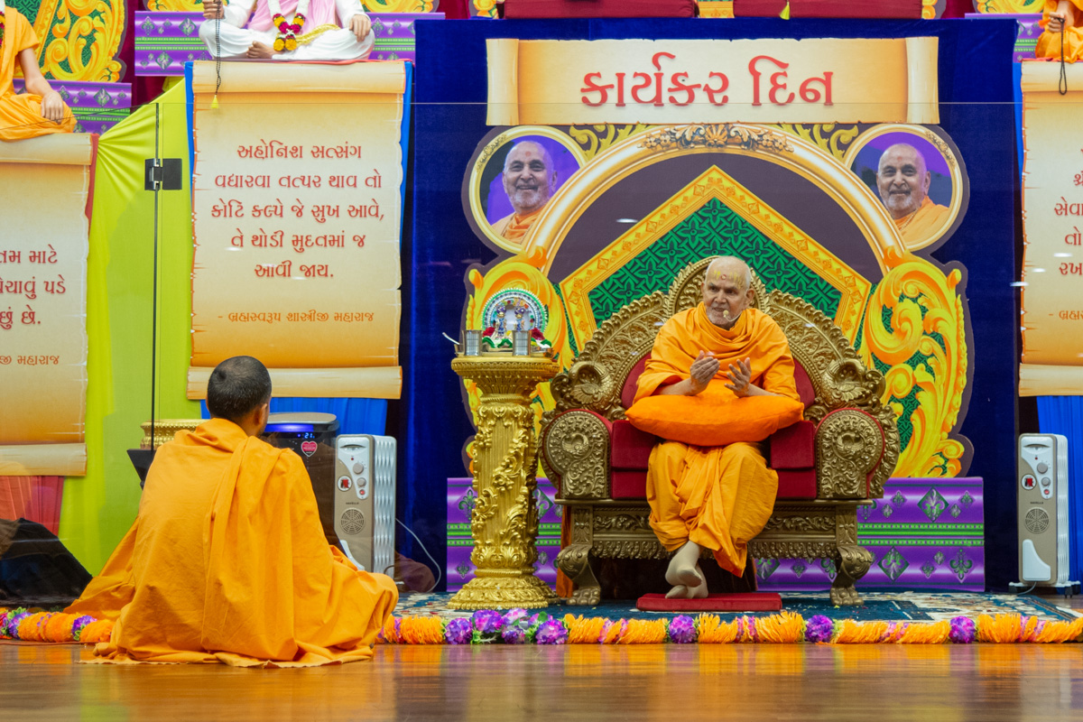 Swamishri during the question-answer session