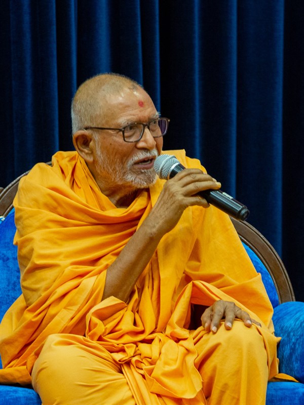 Pujya Kothari Swami addresses the assembly