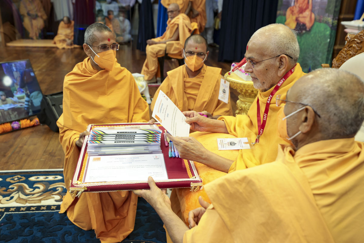 Swamishri sanctifies certificates, files and pens