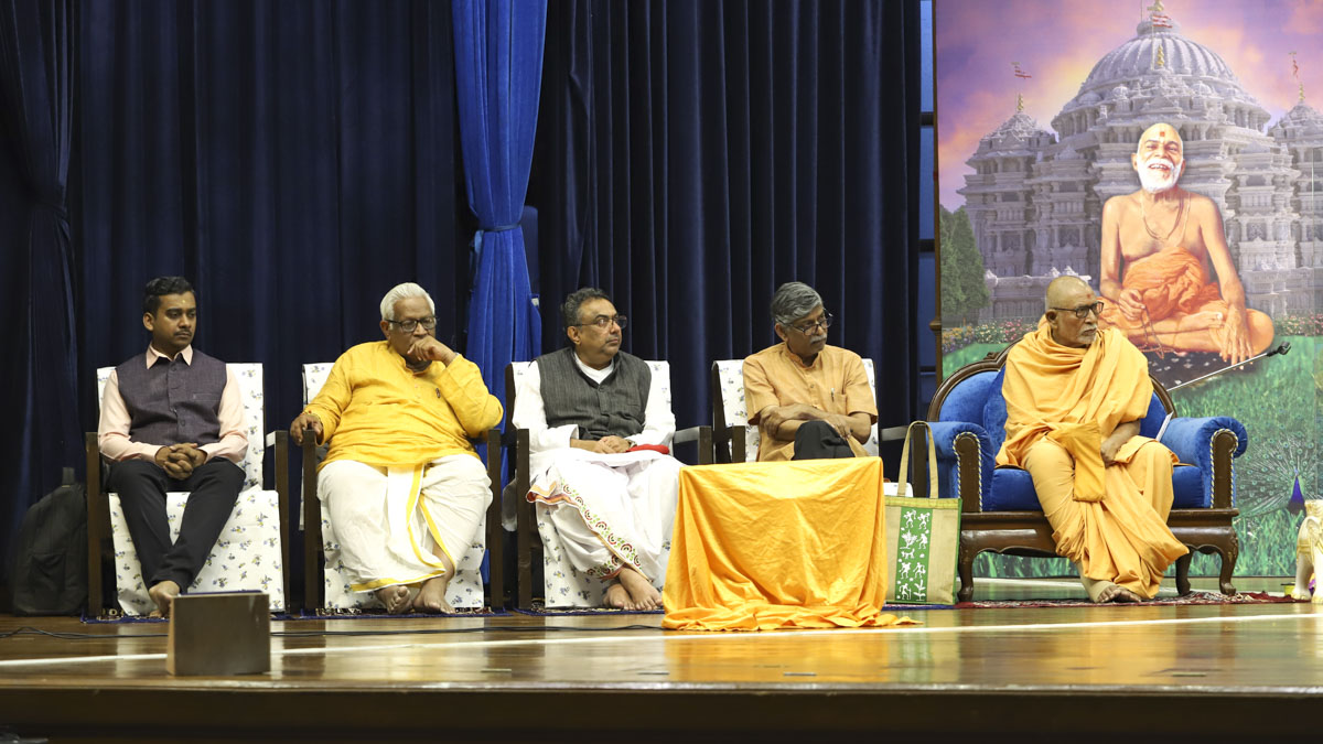 Pujya Kothari Swami and invited guests on the stage during the seminar