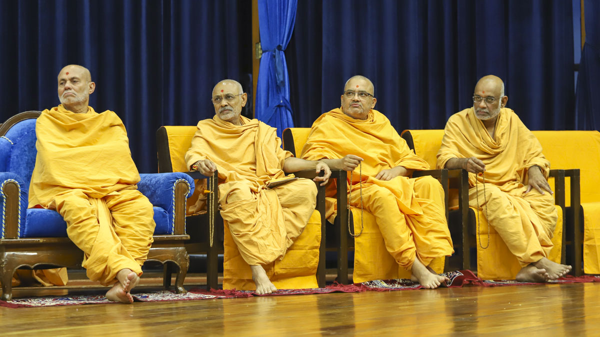 Pujya Viveksagar Swami and sadhus on the stage during the seminar