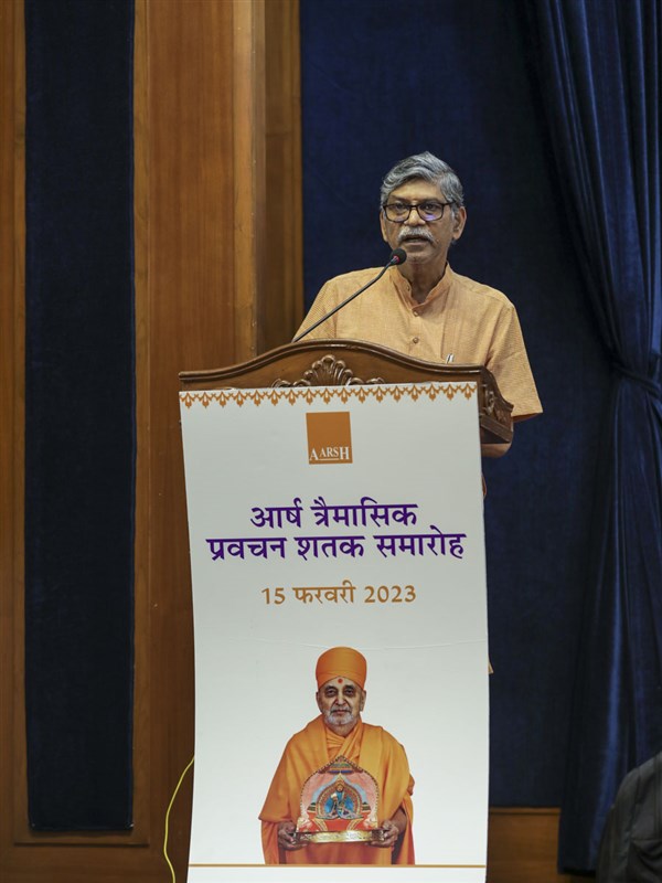 Shri Rajan Velukar addresses the seminar
