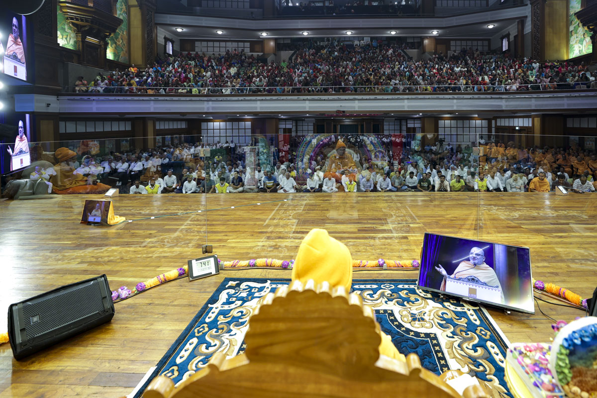 Sadhus and devotees during the seminar