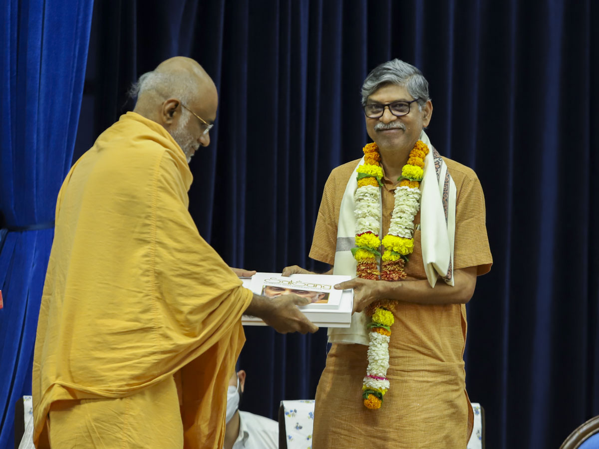 Abhayswarup Swami honors Shri Rajan Velukar