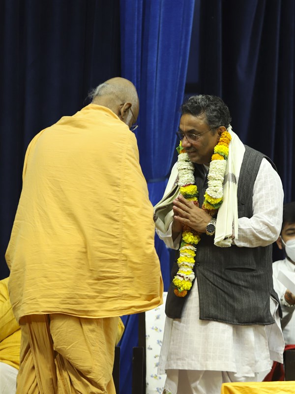 Abhayswarup Swami honors Prof. Dr. Narendra Pandya