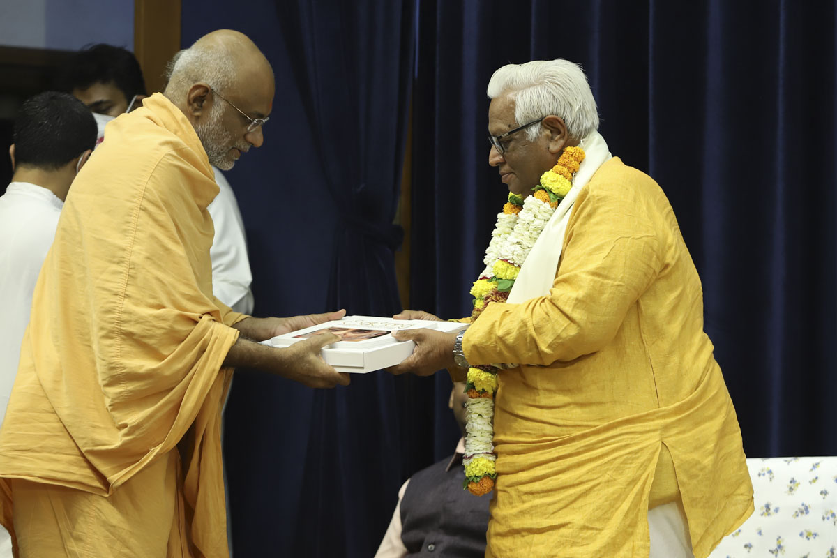 Abhayswarup Swami honors Shri Prakash Pathak