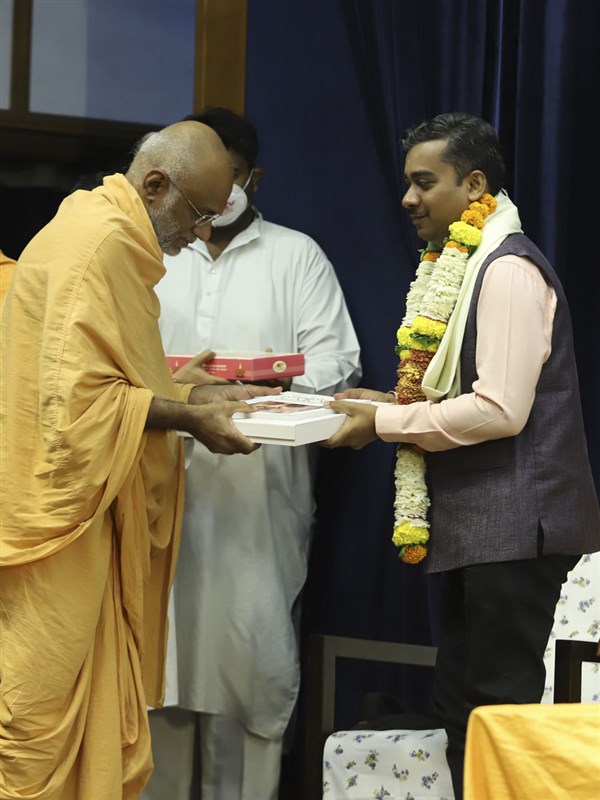 Abhayswarup Swami honors Shri Rudraksh Sakrikar